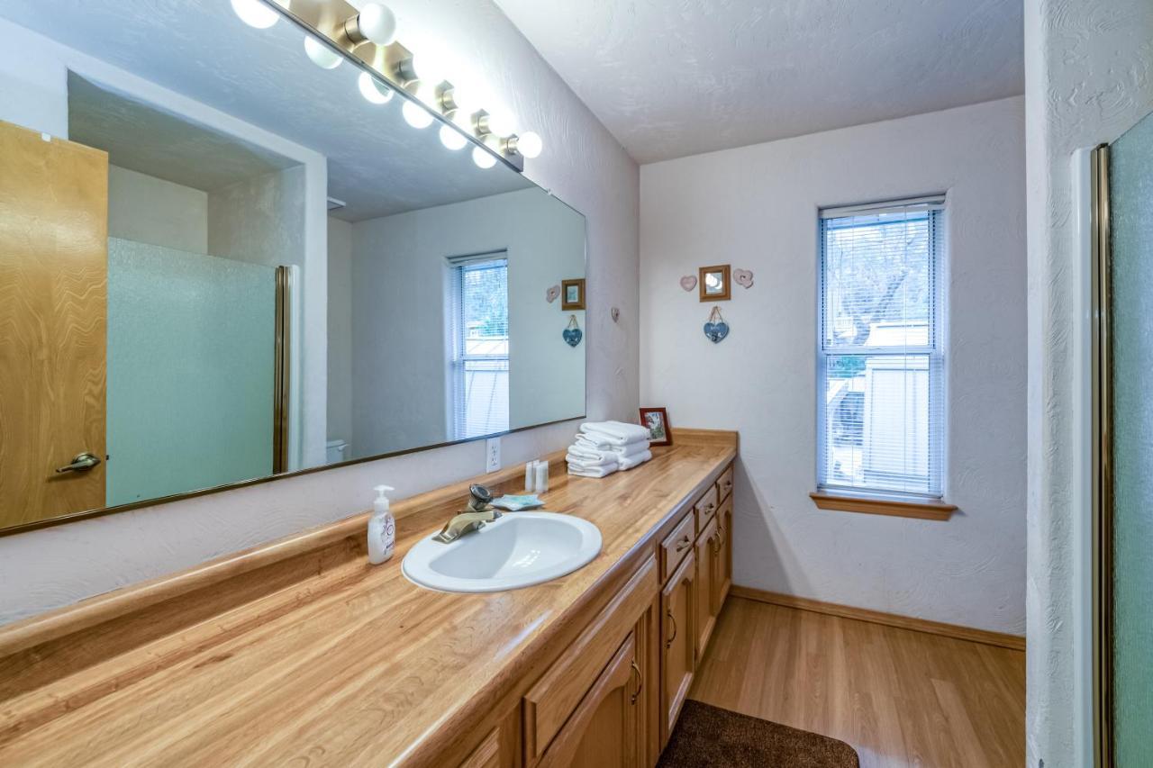 Black Bear Cabin بحيرة باس المظهر الخارجي الصورة